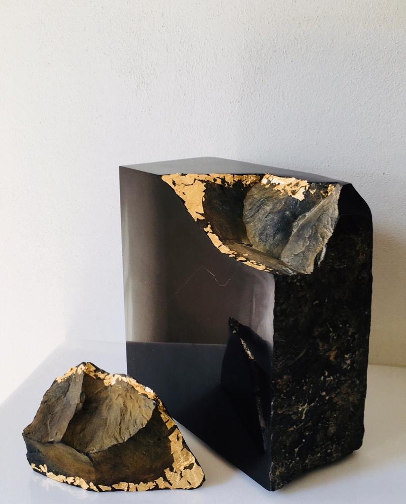 Nocube VII, 2016/18, marmo nero del Belgio e foglia oro, cm 32X29X15/ cm 12X20X9